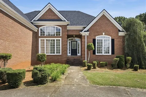 140 LAKE LUCINDA DR