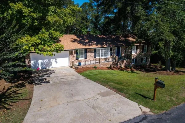641 OAK DR