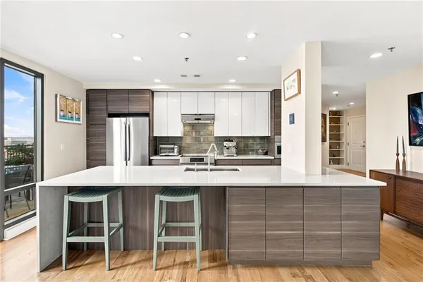 565 PEACHTREE ST 702