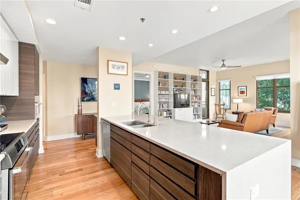 565 PEACHTREE ST 702