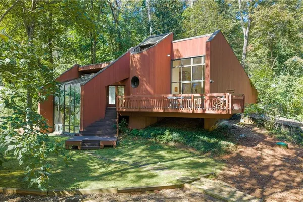 253 LAKESHORE DR