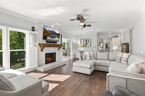 1000 BROOKSGLEN DR