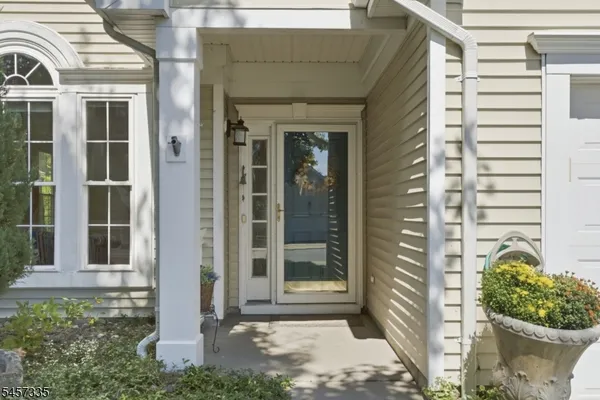 62 KENSINGTON CIR