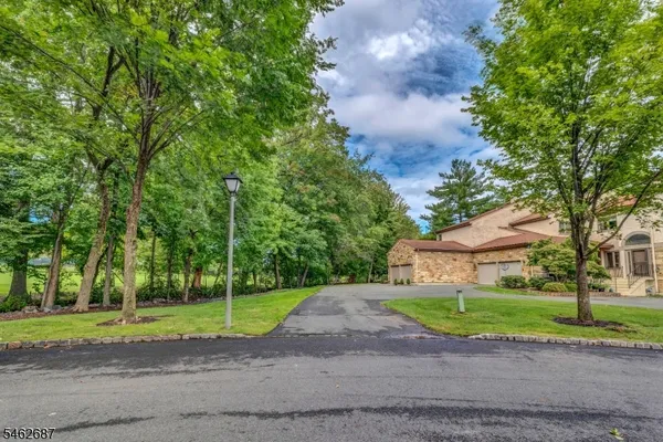 18 MARILYN CT