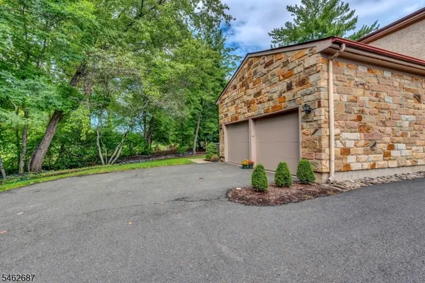 18 MARILYN CT