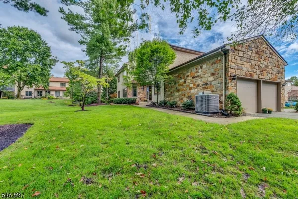 18 MARILYN CT