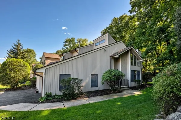 15 BENTLEY DR