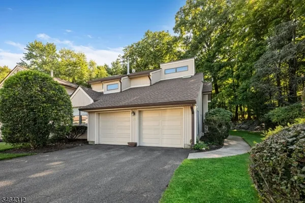 15 BENTLEY DR