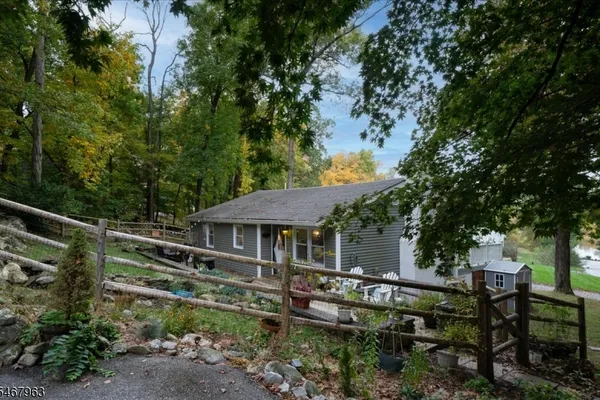 8 LAKE VIEW DR S.