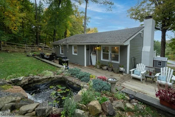 8 LAKE VIEW DR S.