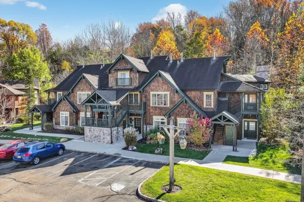 10 PINE CRES 21