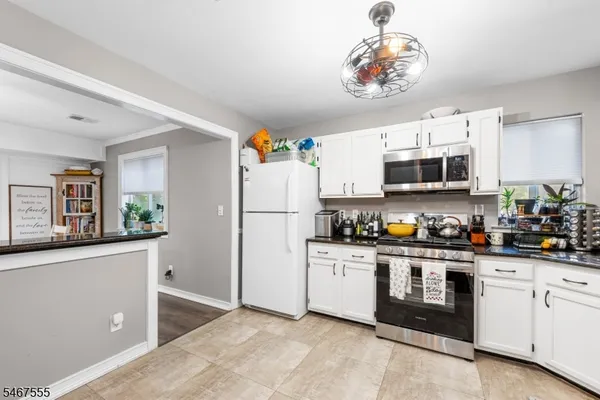 137 WOODS EDGE DR