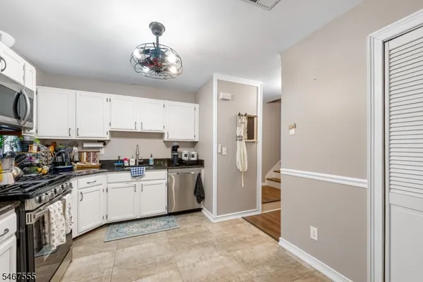 137 WOODS EDGE DR