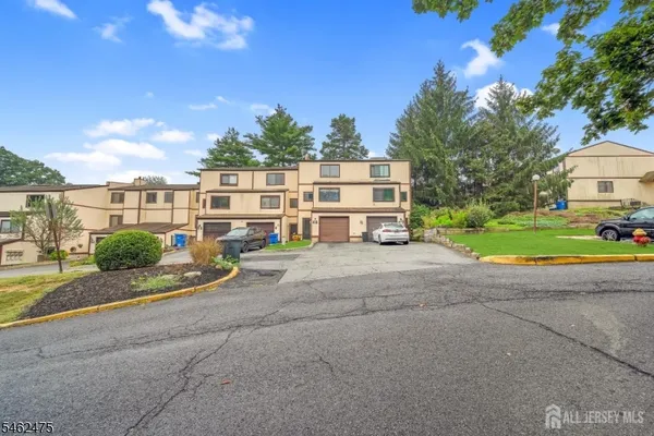 48 ELLEN HEATH DR