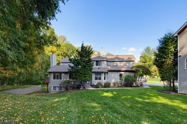 11 LAKEVIEW DR