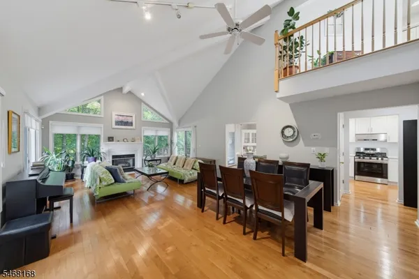 11 LAKEVIEW DR