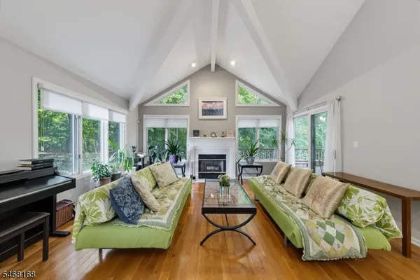 11 LAKEVIEW DR