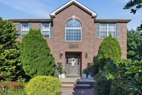 2 BUTTERNUT LN