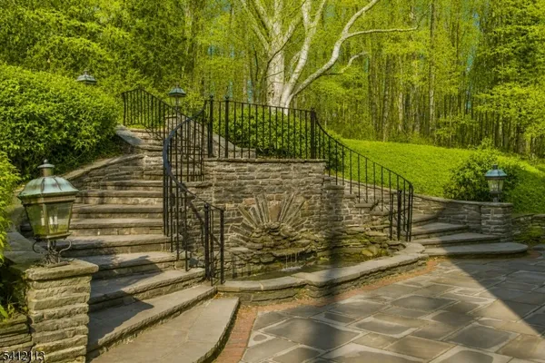 5 ROCKY WAY