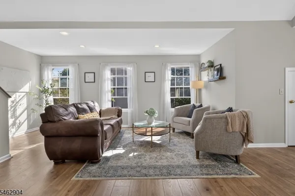 8 OAK KNOLL LN
