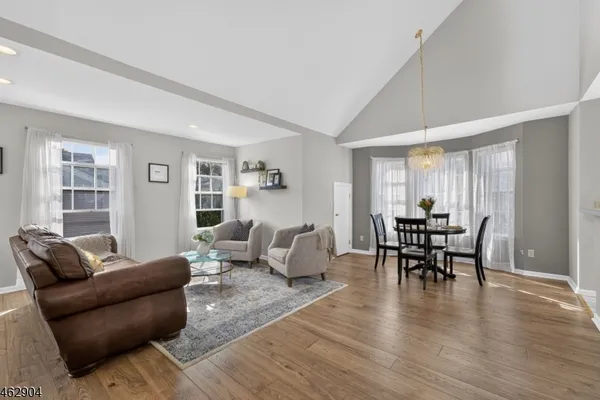 8 OAK KNOLL LN