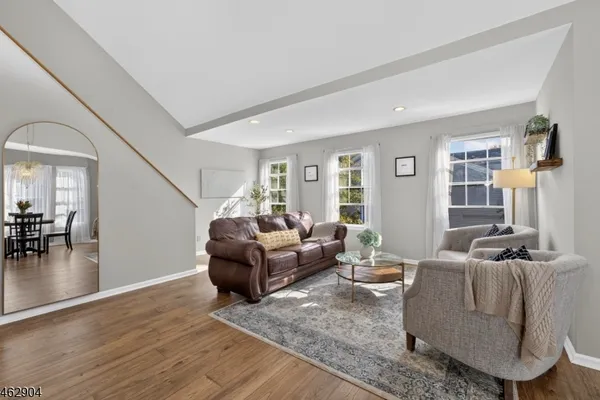 8 OAK KNOLL LN