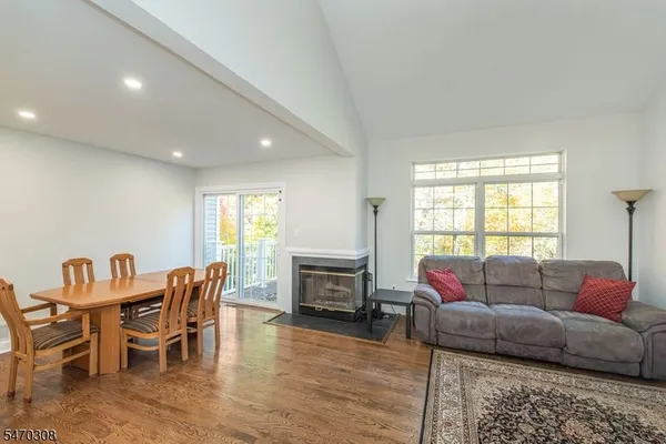 87 WOODMONT DR