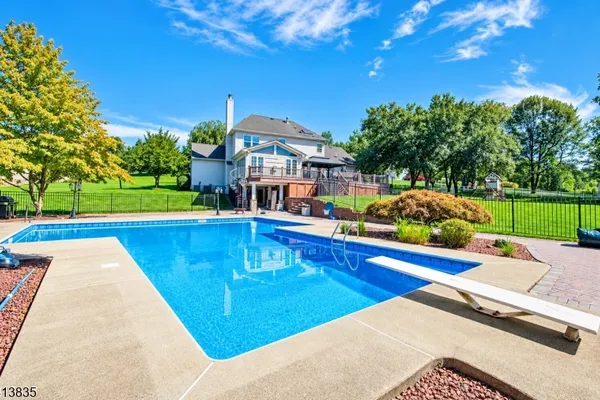 9 TRACEY LN
