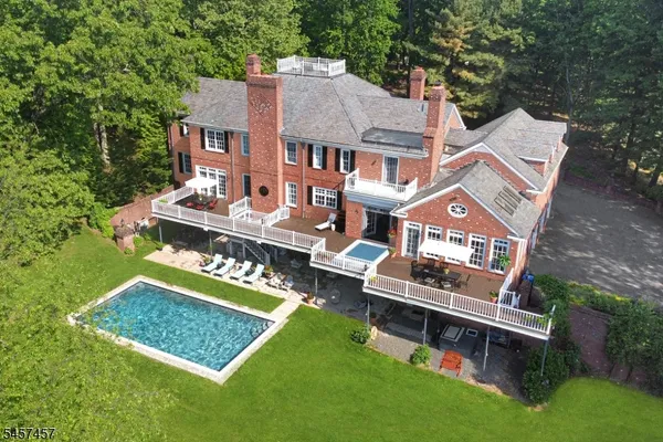 1 HILLVIEW DR