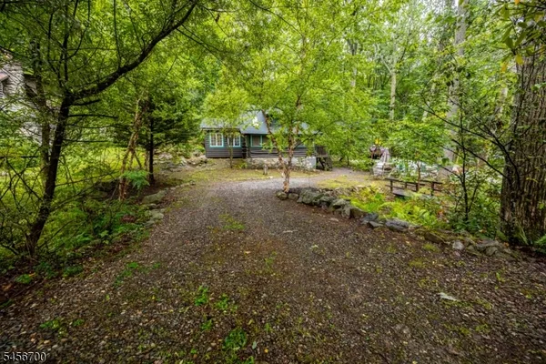 8 MOUNTAINSIDE DR