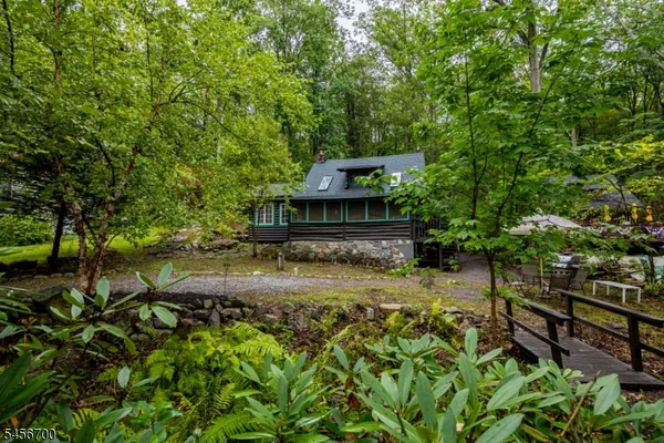 8 MOUNTAINSIDE DR