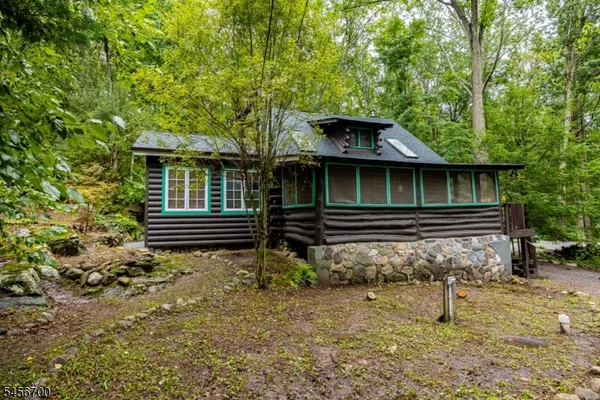 8 MOUNTAINSIDE DR