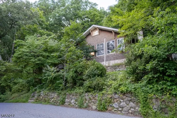118 LAKESIDE DR