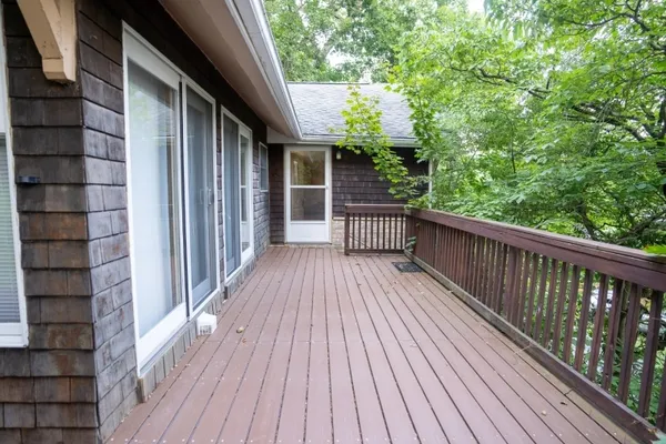 118 LAKESIDE DR