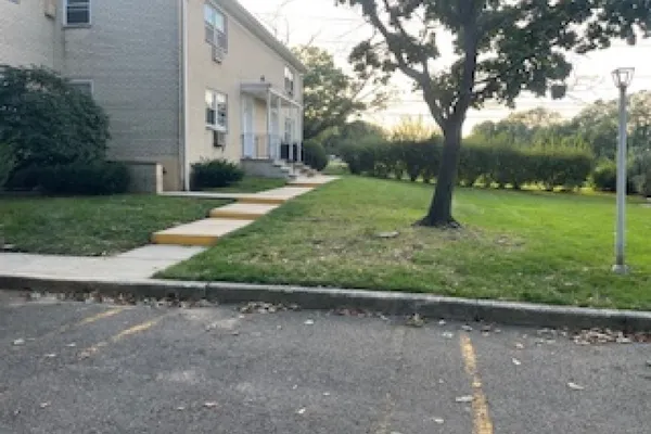 406 CRANBURY RD 3