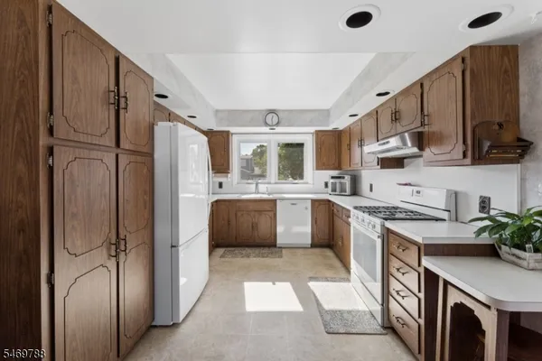 147 ROBERT PL