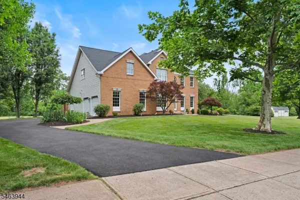 18 MONTFORT DR