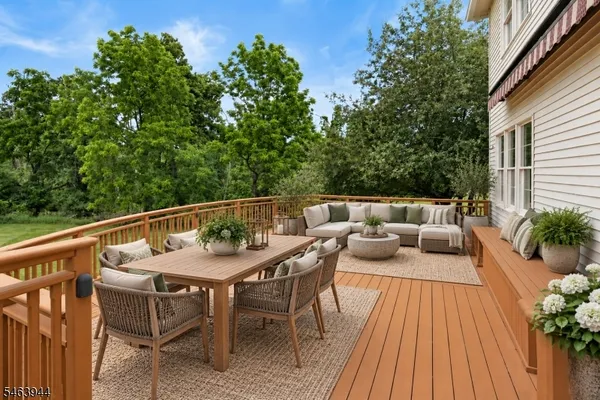 18 MONTFORT DR