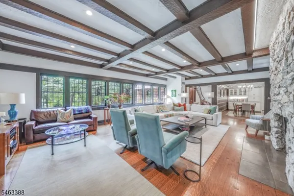 27 VILLAGE GREEN CT