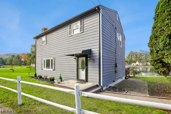 141 LAKE DR