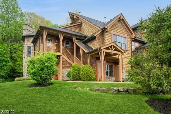 12 PINE CRES 21
