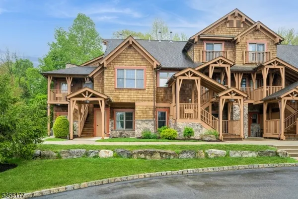 12 PINE CRES 21