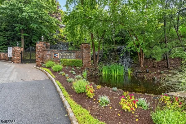 252 RIDGE DR