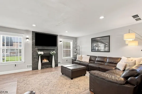24 CRATER LAKE RD