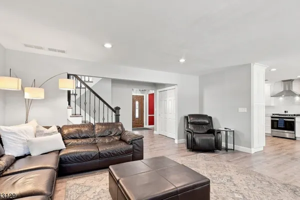 24 CRATER LAKE RD