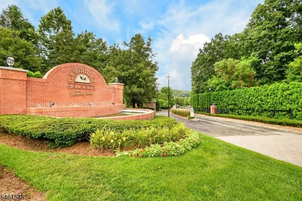 486 CAMBRIDGE DR