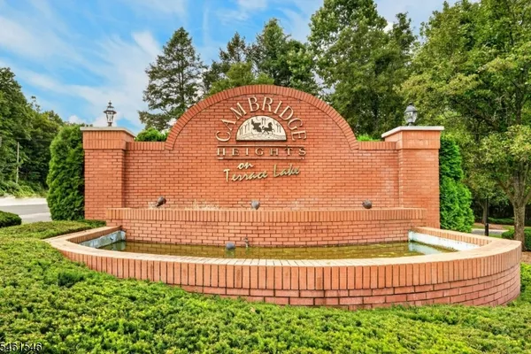 486 CAMBRIDGE DR