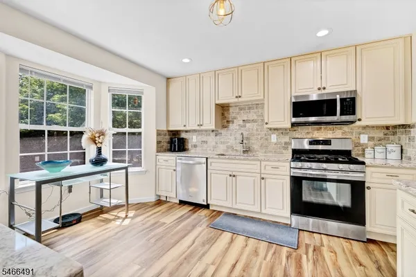 810 PLYMOUTH RD
