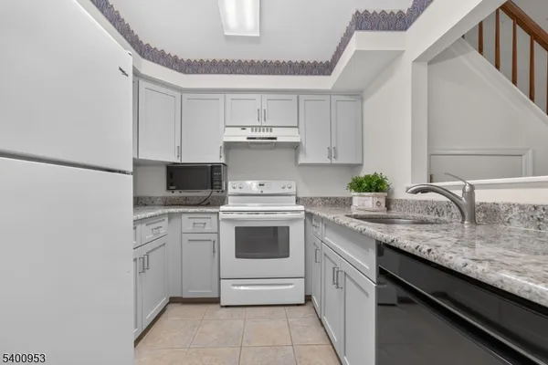 22 PINE CT