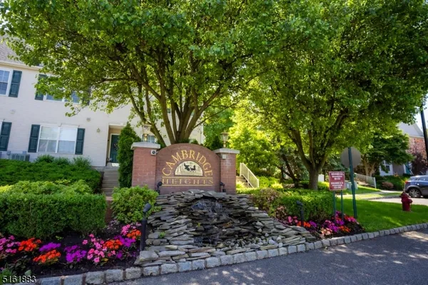 207 CAMBRIDGE CT